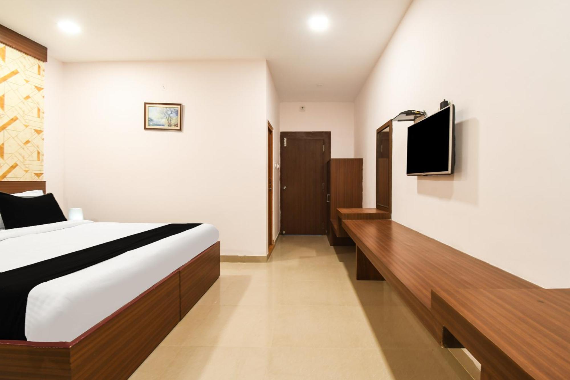 Super Townhouse Best Inn Khandagiri Екстер'єр фото